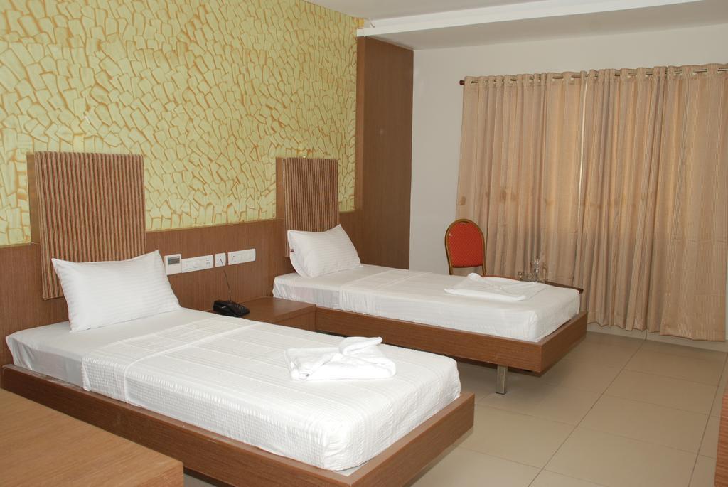Hotel Pla Amrith Inn Tiruchirappalli Zimmer foto